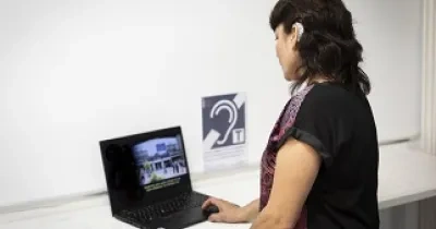 Una persona con discapacidad auditiva utilizando tecnología adaptada (Fuente: FIAPAS/Enrique Cidoncha)