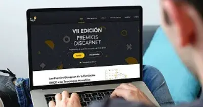Una persona accediendo de la convocatoria de los Premios Discapnet de Fundación ONCE de este año