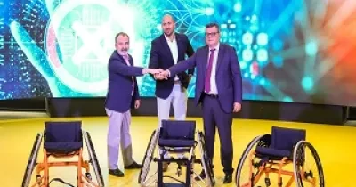 Momento de la donación de las sillas de ruedas, con la presencia de José Criado, Luis Natalio Royo y José Luis Martínez Donoso 