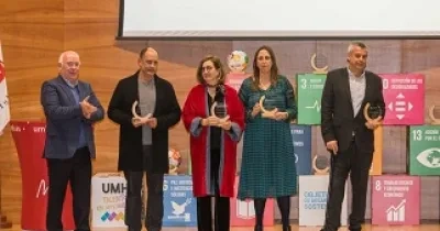 Isabel Martínez Lozano posando con otros premiados tras recoger el galardón (Fuente: UMH)