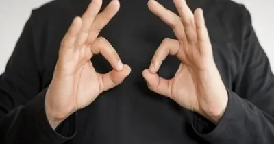 Comunicación en lengua de signos (Fuente: Servimedia)