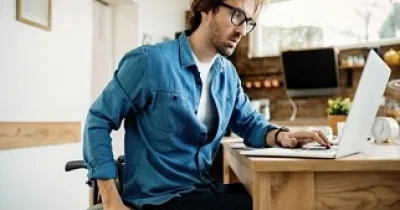 Un joven con discapacidad, trabajando (Fuente: Servimedia)