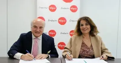 Pedro Tomey y Ana Botella en el momento de la firma de la VI edición del proyecto “Abriendo un futuro”, para mejorar el acceso al empleo de personas en riesgo de exclusión social (Fuente: Fundación Integra)