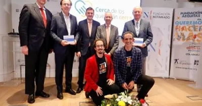 Momento de la entrega de los premios "Cerca de los que están cerca", con Manuel Tarrío, Juan José García, José Ángel Martínez Sanchiz, Lázaro González y Antoni Reverter, junto a los los magos David Navares y Pablo Arranz (Fuente: Consejo General del Notariado)