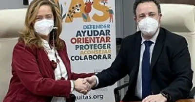 Almudena Castro-Girona (Fundación Aequitas) y Jesús García Lorente (Confederación Autismo España), tras la firma del acuerdo