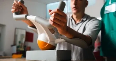 Una persona probando el robot Pablo, uno de los avances tecnológicos para la rehabilitación que tiene implantada en sus centros Fundación Casaverde