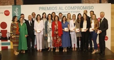 Foto de familia del Grupo Distintivos de los Premios Compromiso 2023 (Fuente: Fundación Integra)