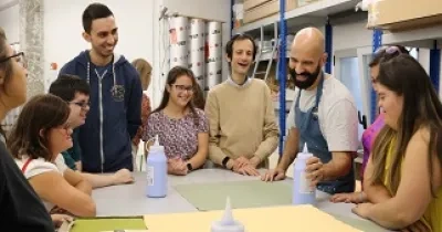 El artista Guillermo Mora durante uno de los talleres del programa Artis de la Fundación PRODIS (Fuente: Fundación PRODIS)