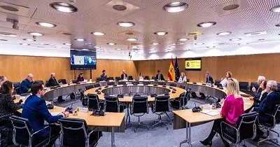 Momento en el que la vicepresidenta primera y ministra de Economía, Comercio y Empresa, Nadia Calviño, se ha reunido con las patronales de las entidades de crédito, representantes de los usuarios financieros y el Banco de España (Fuente: La Moncloa)