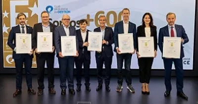 Momento del acto de entrega de los cuatro Sellos EFQM 600, con todos los representantes que asistieron junto a Alejandro Oñoro y Alberto Durán (Fuente: ILUNION)