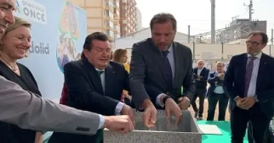 Los asistentes al acto poniendo la primera piedra nueva Delegación ONCE Castilla y León (Fuente: ONCE)