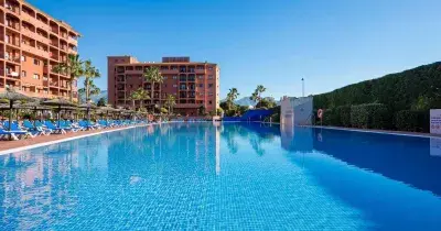 piscina y fachada exterior del hotel ilunion miramar