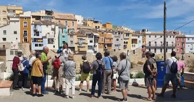 grupo de turistas escuchando a un guía hablando por lengua de signos