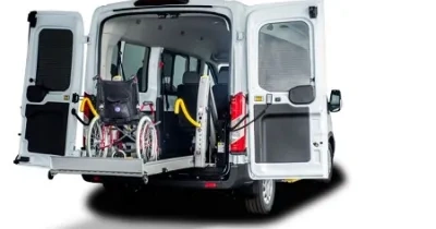 parte trasera abierta de una furgoneta subiendo en la rampa a una silla de ruedas