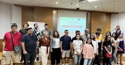 Momento en que los alumnos con discapacidad intelectual que recibirán esta formación se hacen la foto de familia (Fuente: Universidad de Extremadura)