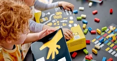 Dos niños juegan con los ladrillos braille del Lego Braille Bricks (Fuente: Lego)