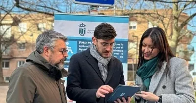 La alcaldesa del municipio Lola Moreno observando el funcionamiento de la app (Fuente: Ayuntamiento de Majadahonda)