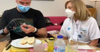 Paciente usando la mano biónica parcial multiarticulada