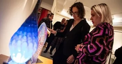 Dos personas ante esculturas de la serie 'Aqua' de Fátima Cortés (Fuente: Museo Tiflológico de la ONCE)