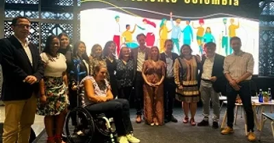 Fotografía de familia de todos los presentes en el evento de presentación de PORTALENTO COLOMBIA