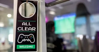 Detalle de un cartel colgado en una puerta de una zona de gamming