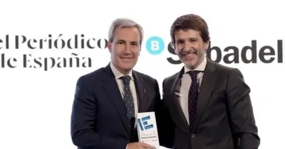 Oñoro recibiendo el premio por parte de Sergi Gillot