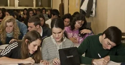 Una alumna ciega junto a sus compañeros preparándose para la EBAU