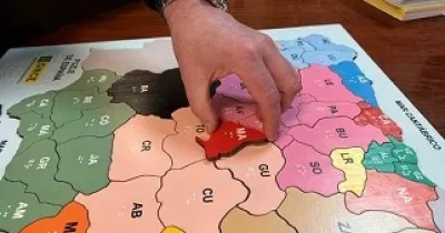 Detalle del mapa-puzle de España de la ONCE, para escolares inclusivo, lúdico y sostenible