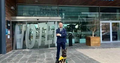 Lia la perro guía en la puerta del ILUNION Atrium de Madrid
