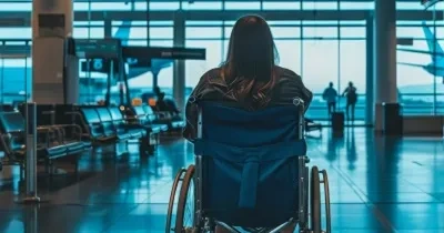 Una persona con movilidad reducida y en silla de ruedas en un aeropuerto (Fuente: Rehatrans)