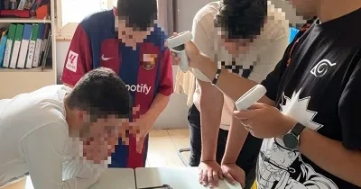Varios alumnos probando uno de los proyectos presentados y con la cara pixelada por seguridad al ser menores (Fuente: Autismo España y Fundación Orange)