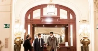 Foto en la que se ve a técnicos evaluando posibles mejoras en la entrada del Real Casino de Madrid