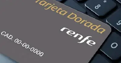La Tarjeta Dorada de Renfe encima del teclado de un ordenador (Fuente: Renfe)