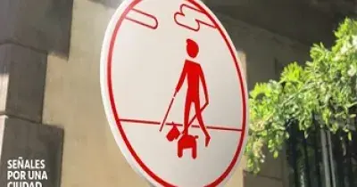 Acciona y Fundación ONCE. Señalética de una persona ciega paseando a su perro guía de signos