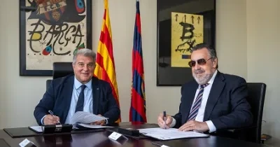 firma del convenio entre Joan Laporta y Miguel Carballeda en la sala de juntas del FC Barcelona