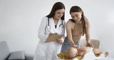 Pedriata midiendo la sordera infantil del bebé junto a su madre
