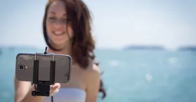 Una joven con un móvil usando sus aplicaciones