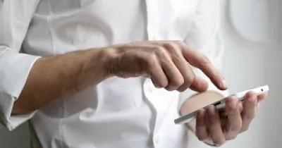 Una persona usando una app móvil (Fuente: Bankinter)