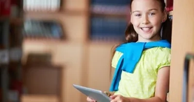 Persona con discapacidad auditiva usando aplicaciones móviles accesibles