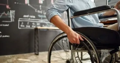 Un estudiante universitario con discapacidad aprovechando las becas