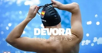 Cartel de la campaña 'Devora tus metas', con la imagen de un nadador paralímpico