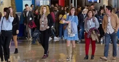 Turistas caminando por una ciudad. Congreso tecnología y turismo