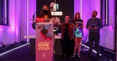 Momento de la entrega del premio al Mejor Videojuego Accesible de Fundación ONCE en la III edición del Indie Games Málaga