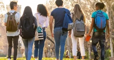 Un grupo de adolescentes paseando por un parque (Fuente: GINSO)