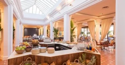 Vista del Restaurante Los Naranjos del Hotel Don Carlos Resort & Spa, donde se celebrará el desayuno buffet solidario en apoyo a la Asociación Española Contra el Cáncer - AECC (Fuente: 3AW España y Hotel Don Carlos Resort & Spa)