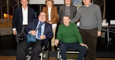 Momento de la presentación del libro, ‘Volar sin alas-Vivir con E.L.A’, con Juan Carlos Unzué, Jordi Sabaté, David Escudé y Carme Bertral, acompañando al doctor Carlos Laria en la ciudad condal (Fuente: Clínica Baviera)