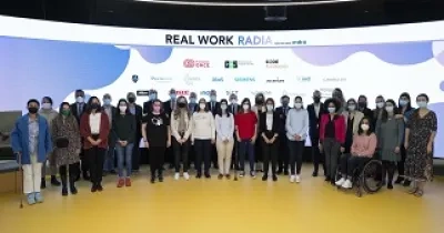 Fotografía de familia de todos los asistentes a la jornada celebrada en el HUB de Por Talento Digital, de Fundación ONCE, para la inclusión de las mujeres con discapacidad en profesiones tecnológicas