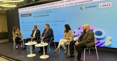 Un momento del debate durante la intervención de Patricia Otero moderando la mesa redonda con los representantes de Endesa, Vectalia, ILUNION Hotels y Bankinter (Fuente: ILUNION)
