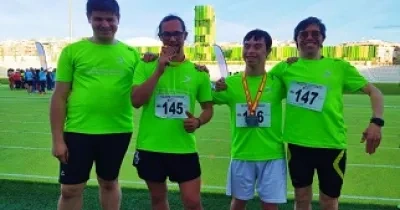 Participantes del equipo de running de Down Madrid con sus medallas