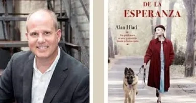El escritor Alan Hlad, junto a la portada de su nuevo libro, LA LUZ DE LA ESPERANZA